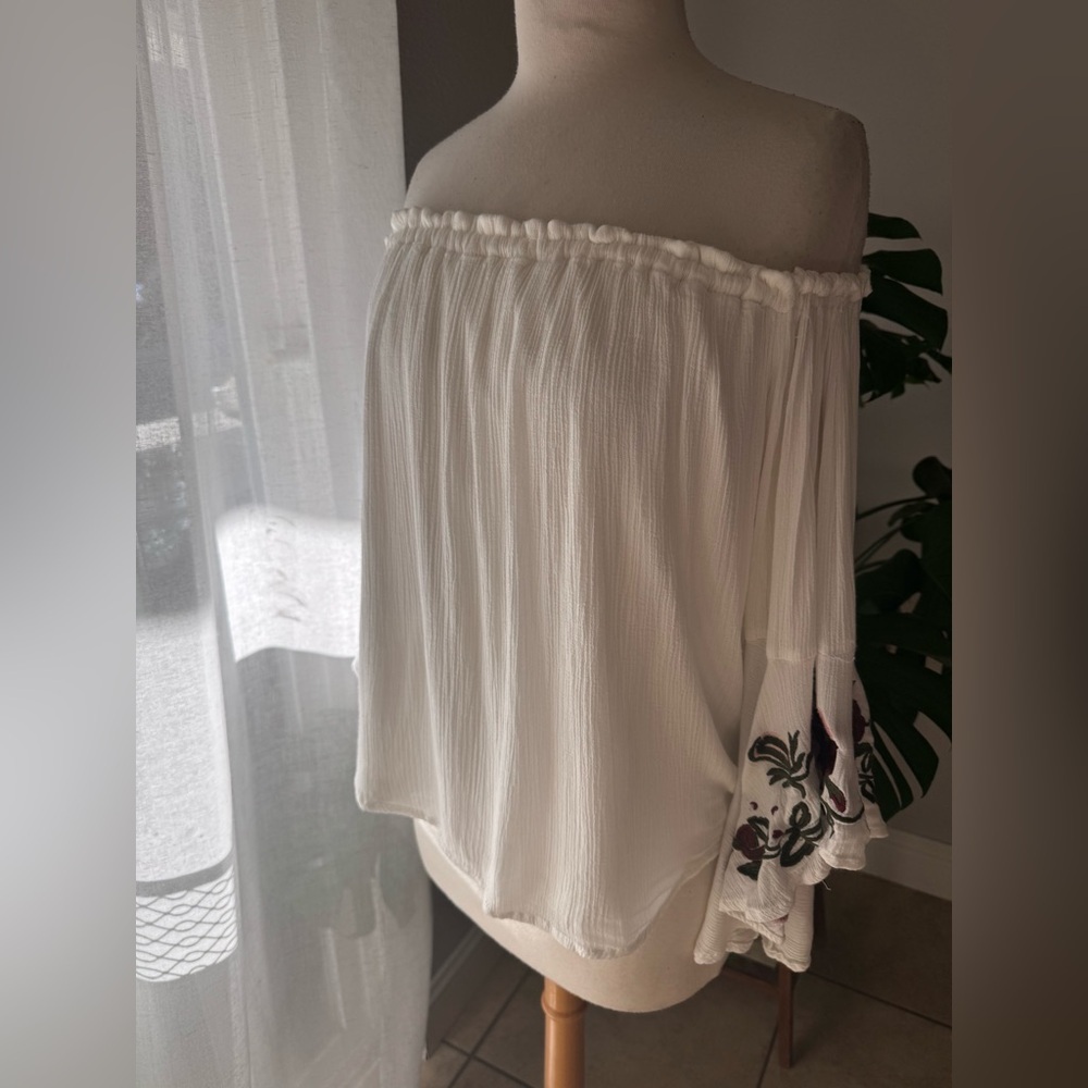 White‎ Off-Shoulder Top with Floral Embroidery